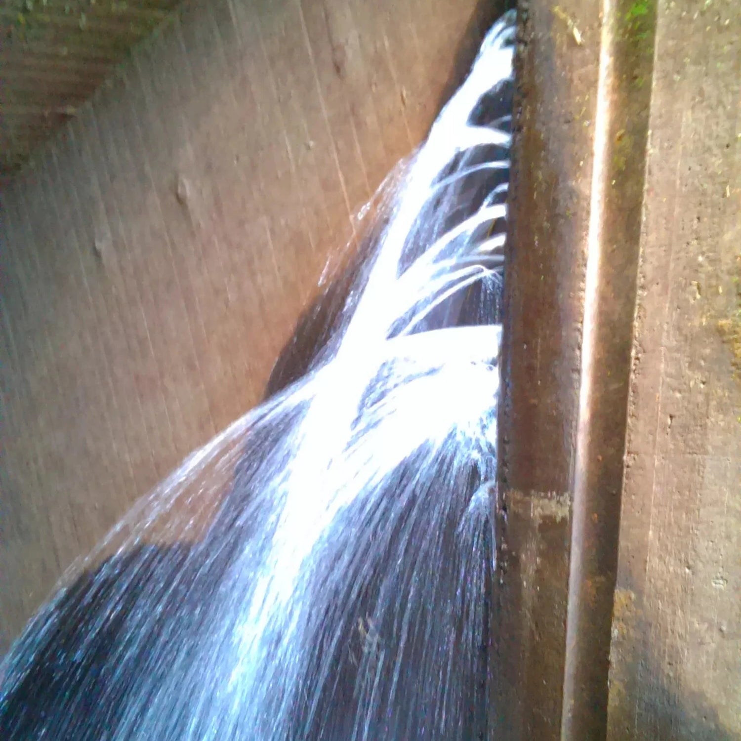 In einen Düker strahlartig eintretendes Wasser des Mittellandkanals